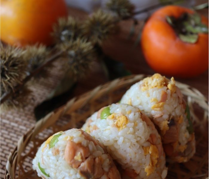 行楽向け：ゴロゴロ鮭と卵の行楽おにぎり